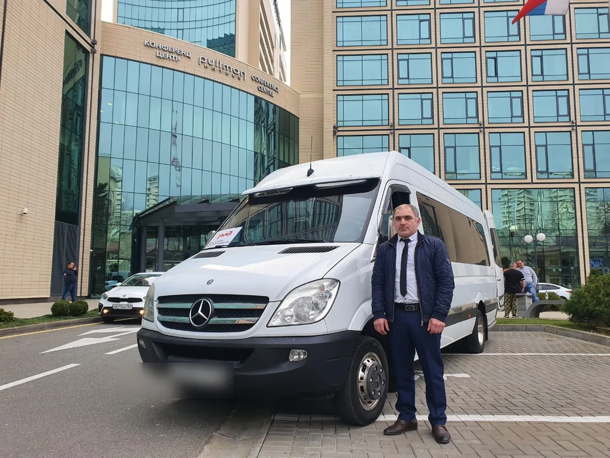 Mercedes Sprinter у конгресс-центра делового отеля, водитель в кадре