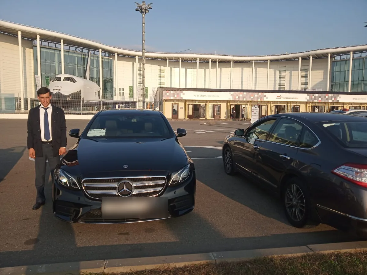 Бизнес-седаны Mercedes у терминала аэропорта Сочи, водитель в костюме